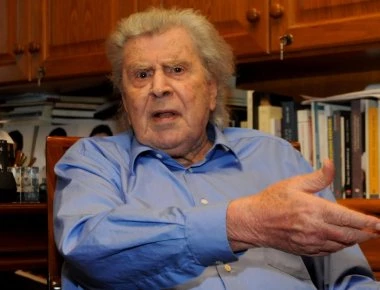 Παρακρατικά «σκουπίδια» επιτέθηκαν με μπογιές στον εμβληματικό Μίκη Θεοδωράκη επειδή τάχθηκε υπέρ του συλλαλητηρίου!